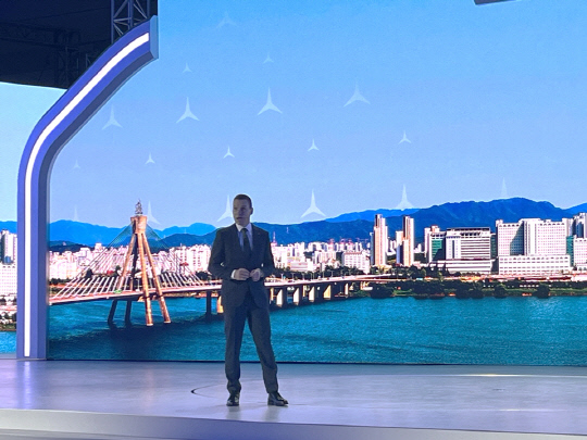 마티아스 바이틀 메르세데스 벤츠코리아 대표가 19일 서울 코엑스에서 열린 E클래스 출시 행사에서 발표를 하고 있다. 장우진 기자